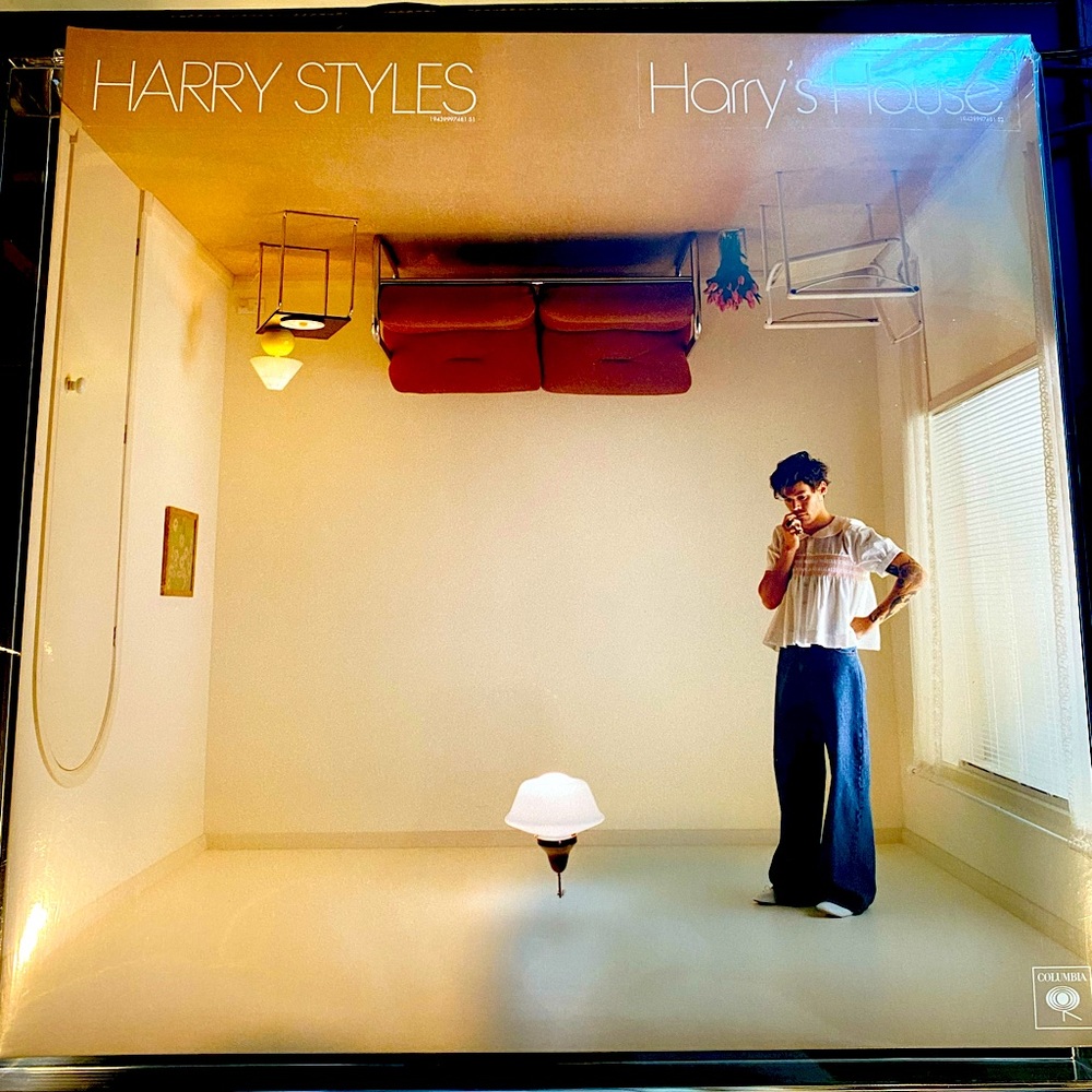 Harrys house vinyl sealed comes with matching sticker and sleeves *not pictured